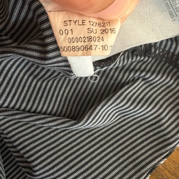 Under Armour Black Grey Women’s Small Long Sleeve Athletic Top - Picture 8 of 8